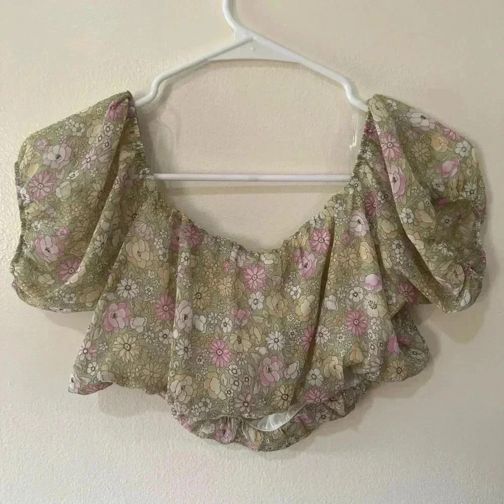 Le Lis Floral Crop Top size Medium